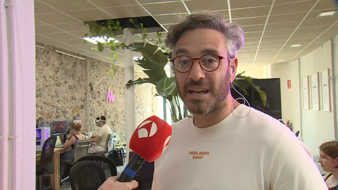 Un hombre con tres chips implantados